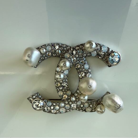 CHANEL women brooch with natural pearls Authentic Retail 2100$